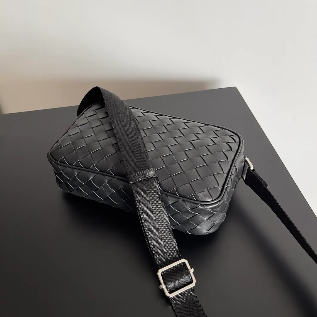 Batch 1480 BV lntrecciato woven leather crossbody bag. The zipper opens and closes, and the space is too big. It meets the daily needs of going out on the street. There are no problems with mobile phones, wallets, and power banks. The weaving process is used, and the texture of the upper body is very high-end. Model number: 710048 Size: 25*7.5*16